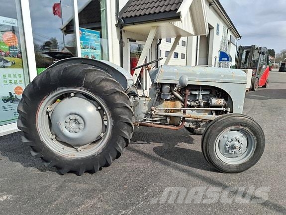 Massey Ferguson Gråtass . Ferguson TE-A-20 Traktorid
