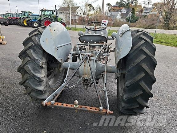 Massey Ferguson Gråtass . Ferguson TE-A-20 Traktorid