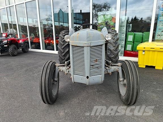 Massey Ferguson Gråtass . Ferguson TE-A-20 Traktorid