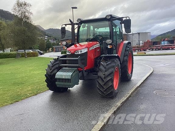 Massey Ferguson MF 4710M Traktory