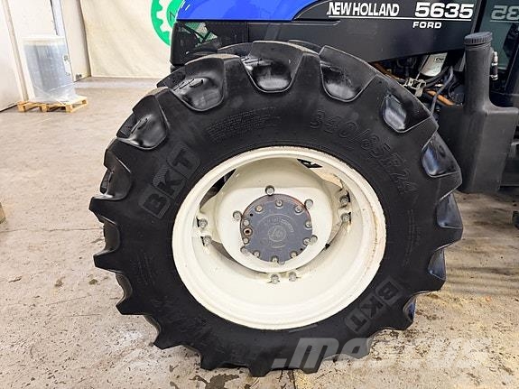 New Holland 5635 Tractors