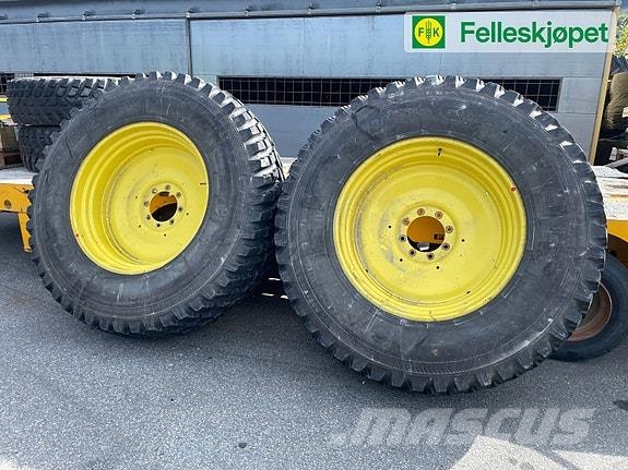 Nokian TRI 2 540/80R38 og 440/80 GKN gul Traktoren