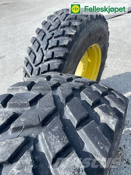 Nokian TRI 2 540/80R38 og 440/80 GKN gul Traktoren