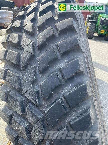 Nokian TRI 2 540/80R38 og 440/80 GKN gul Traktoren