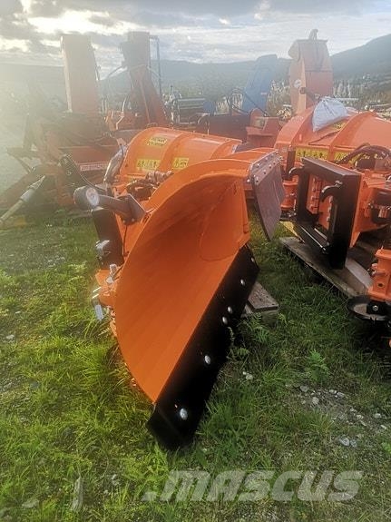 Pronar PUV 3000M vikplog スノーブレードとプラウ