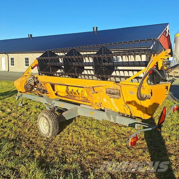 Sampo-Rosenlew Comia C8 med 15 fot`s skjærbord og vogn حصادات