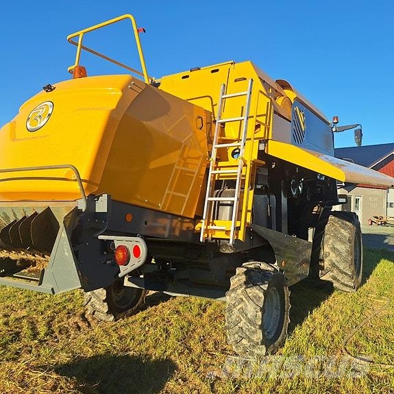 Sampo-Rosenlew Comia C8 med 15 fot`s skjærbord og vogn حصادات