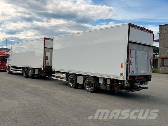 Scania  Camiones con caja de remolque