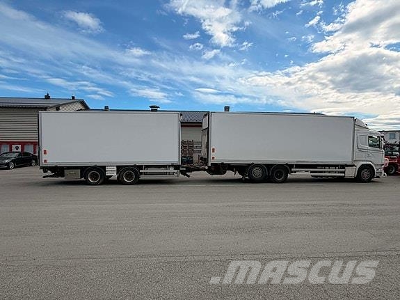 Scania  Camiones con caja de remolque