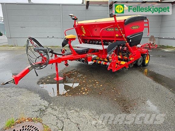 Väderstad Rapid 300C معدات فرد المواد المعدنية