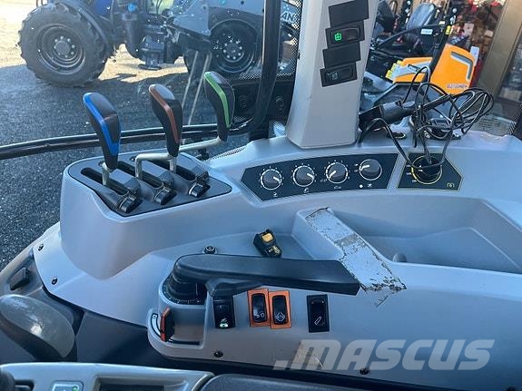 Valtra A134 الجرارات