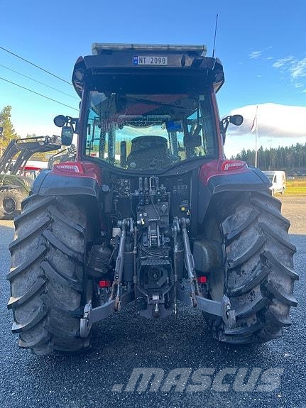 Valtra A134 الجرارات