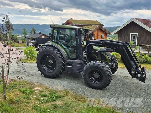 Valtra G135 الجرارات