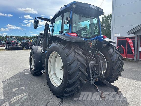 Valtra G135 Versu Traktory