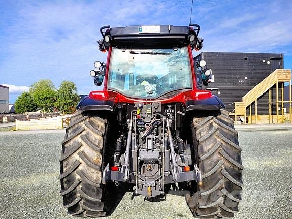 Valtra G135 Versu Laster og Fronthydraulikk Traktorer