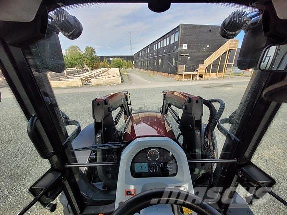 Valtra G135 Versu Laster og Fronthydraulikk Traktorer