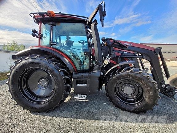 Valtra G135 Versu Laster og Fronthydraulikk Traktorer