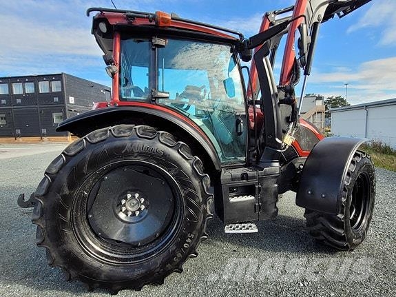 Valtra G135 Versu Laster og Fronthydraulikk Traktorer