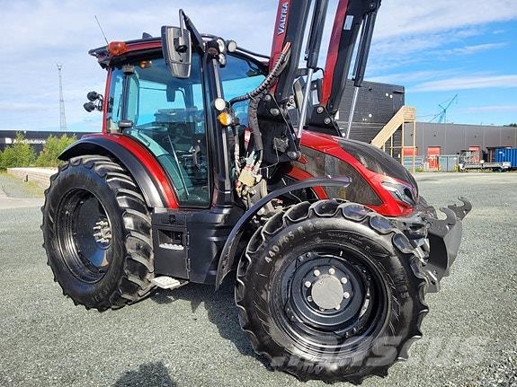 Valtra G135 Versu Laster og Fronthydraulikk Traktorer