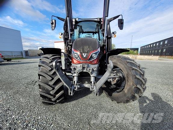 Valtra G135 Versu Laster og Fronthydraulikk Traktorer