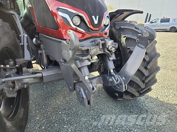 Valtra G135 Versu Laster og Fronthydraulikk Traktorer