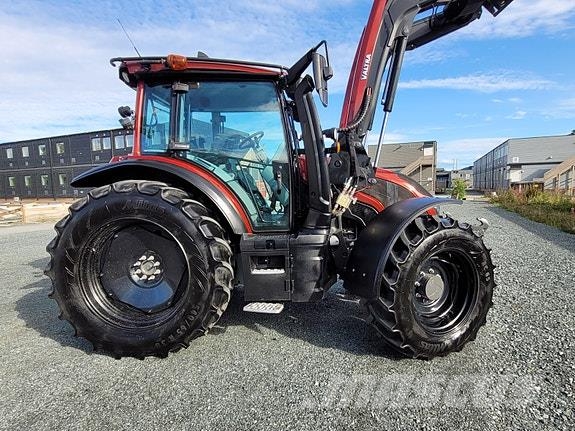 Valtra G135 Versu Laster og Fronthydraulikk Traktorer