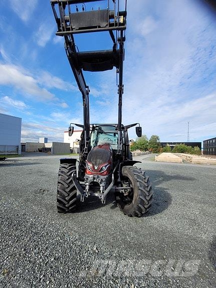 Valtra G135 Versu Laster og Fronthydraulikk Traktorer