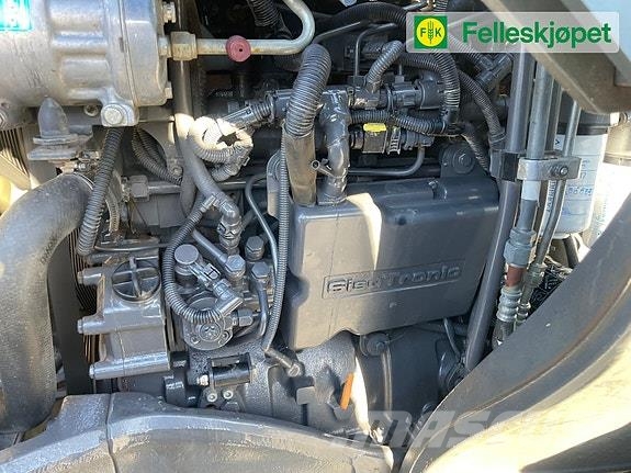 Valtra N123 med laster 50kmt Traktorer
