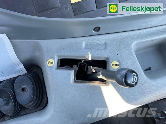 Valtra N123 med laster 50kmt Traktorer
