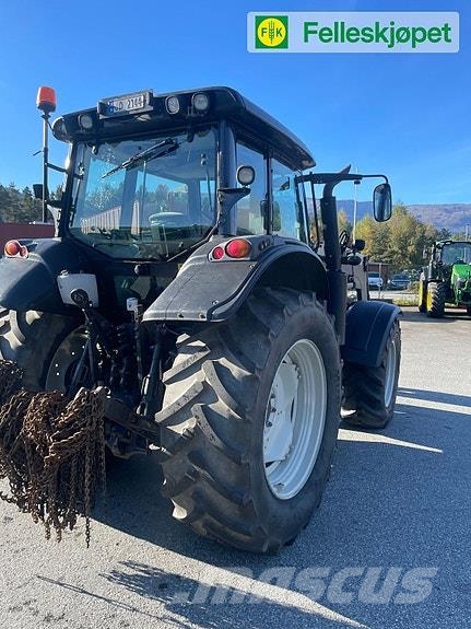 Valtra N123 med laster 50kmt Traktorer