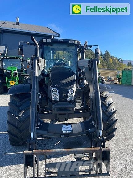 Valtra N123 med laster 50kmt Traktorer
