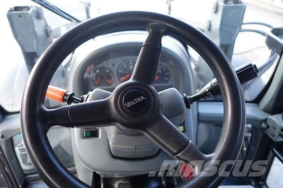 Valtra N141 Adv. Traktorji