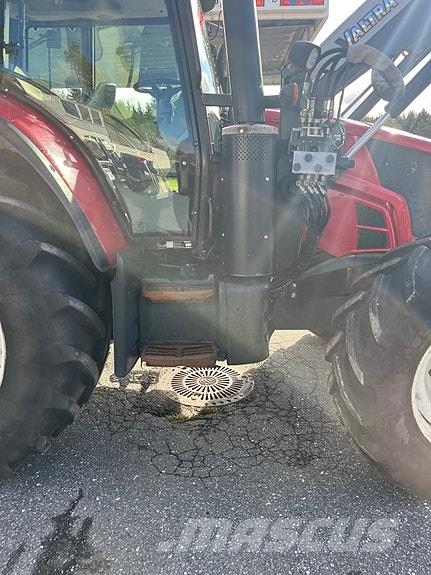 Valtra N163D m/Front PTO og bukbeskyttelse. الجرارات