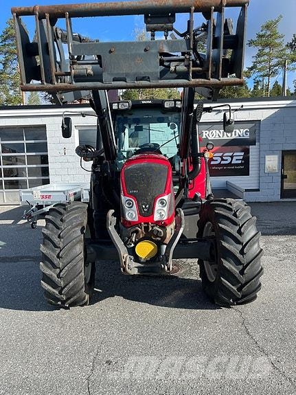 Valtra N163D m/Front PTO og bukbeskyttelse. الجرارات