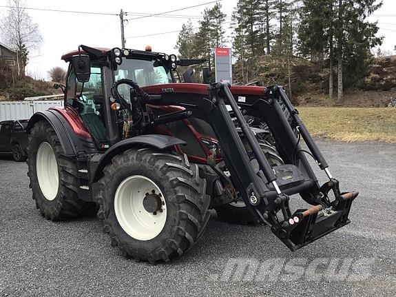 Valtra N174DST med laster og fronthydraulikk! Tratores Agrícolas usados