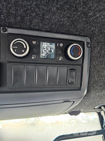 Valtra Q285 الجرارات