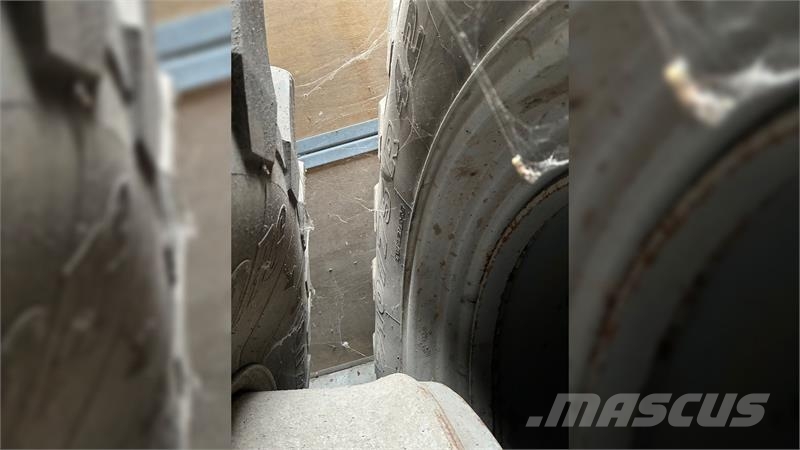 Trelleborg Tvillingehjul 710/75-42 og 650/60-34 Ελαστικά και ζάντες