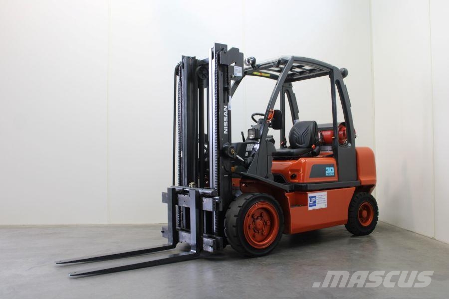 Nissan UGD 02A30PQ Carretillas LPG