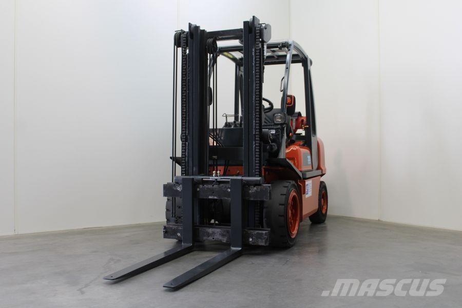 Nissan UGD 02A30PQ Carretillas LPG