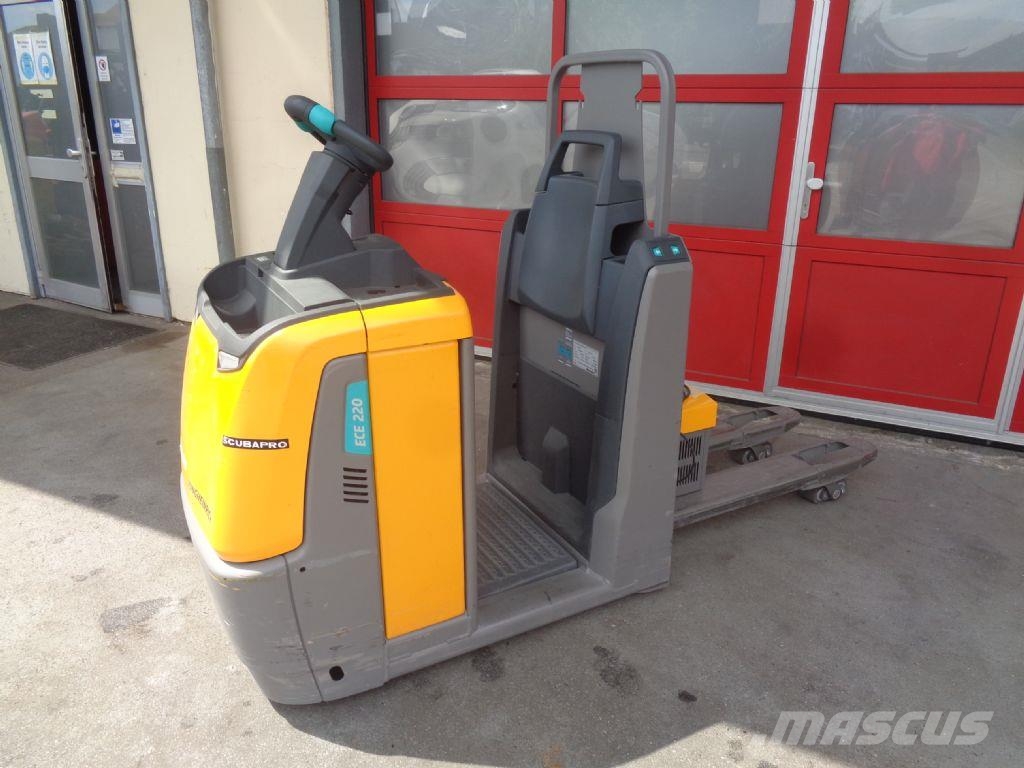 Jungheinrich ECE 220 自走式堆積機