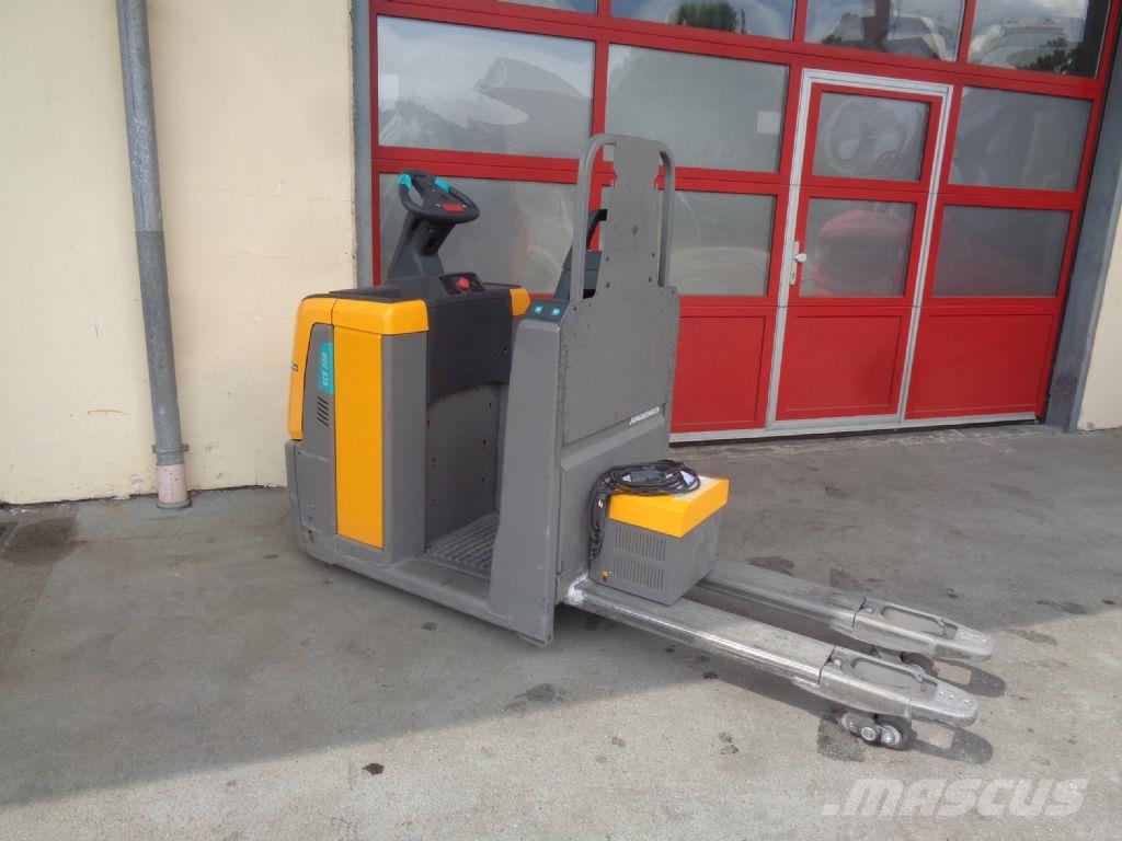 Jungheinrich ECE 220 自走式堆積機