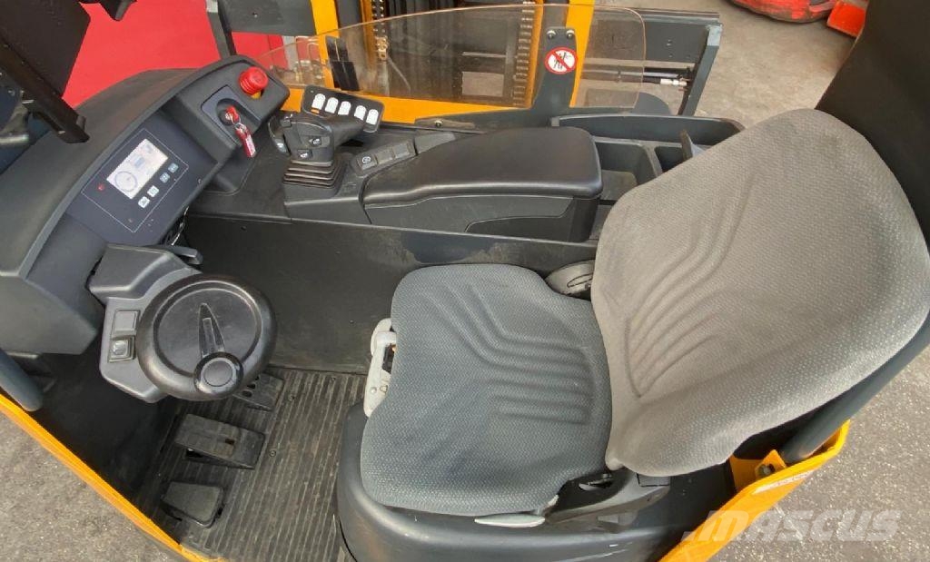 Jungheinrich ETV Q25 Chariot multidirectionnel