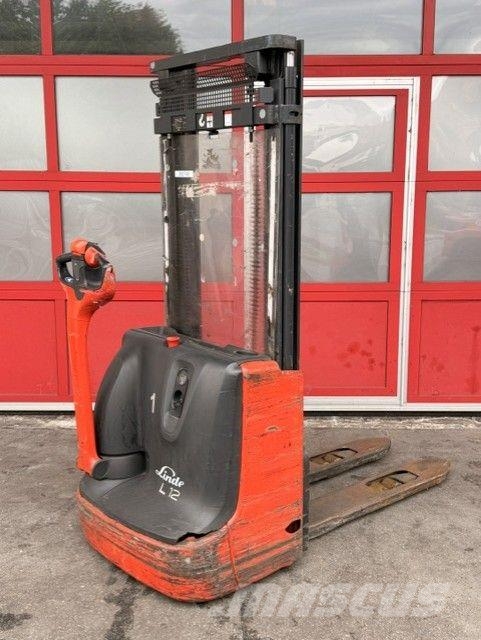 Linde L12 Meeloop stapelaar