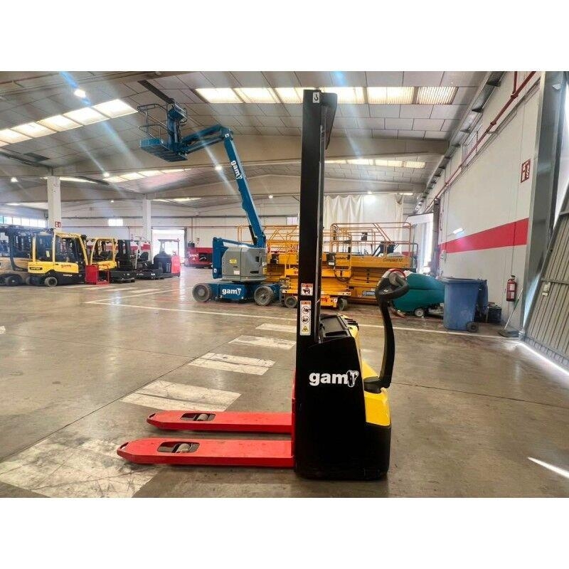 Hyster S1.0E Platform stackers