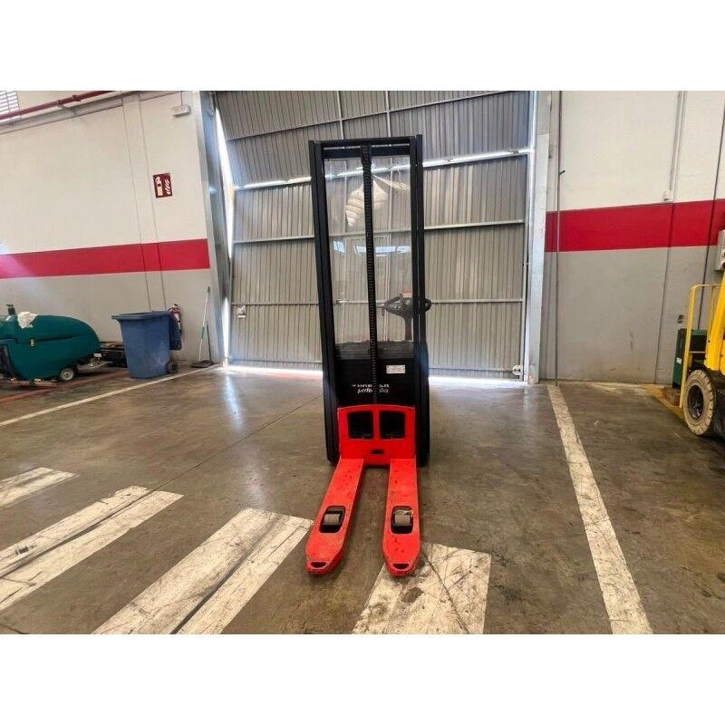 Hyster S1.0E Platform stackers