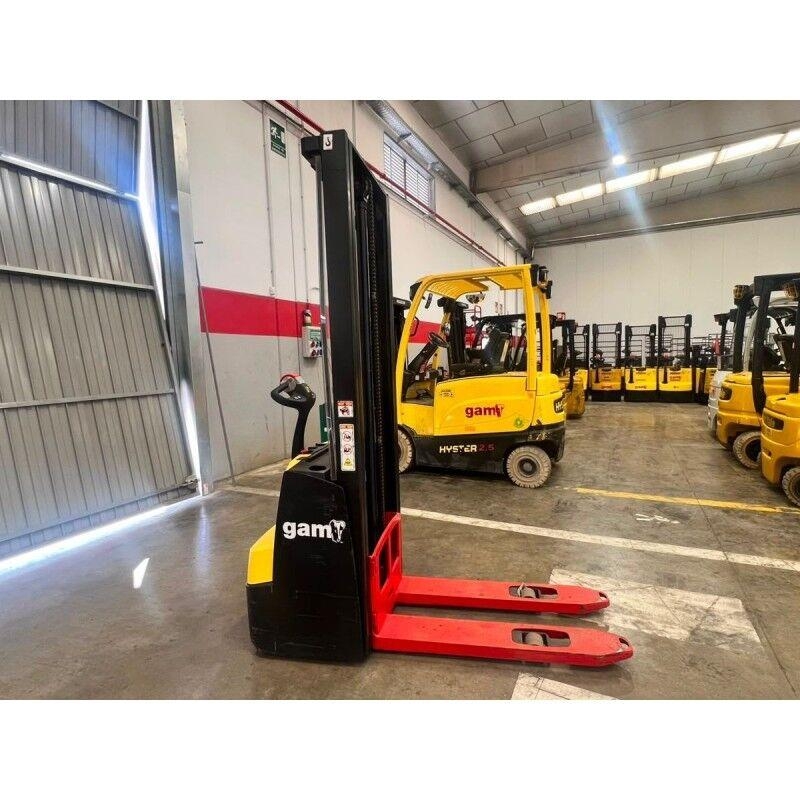 Hyster S1.0E Platform stackers