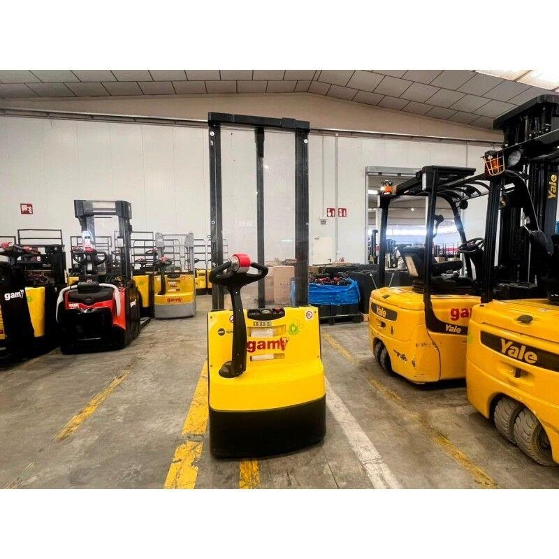 Hyster S1.0E Platform stackers