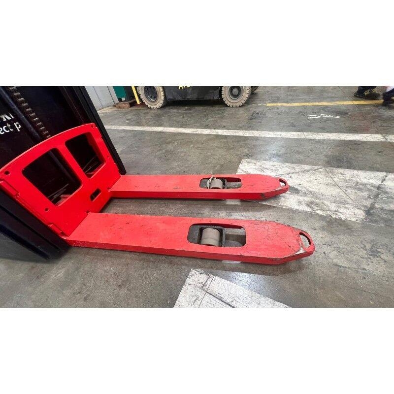 Hyster S1.0E Platform stackers