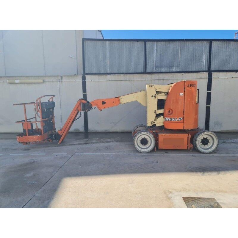 JLG E300AJP Iseliikuvad poomtõstukid