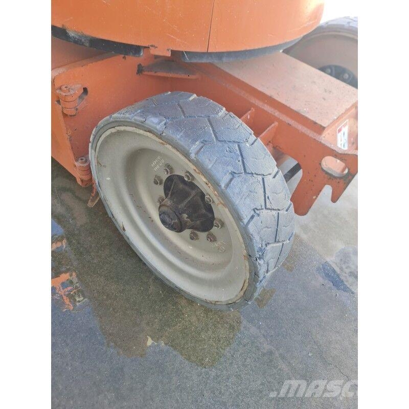 JLG E300AJP Iseliikuvad poomtõstukid